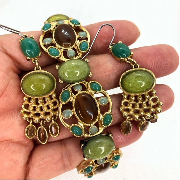 Green Lucite Cabachon Stretch Bracelet and Dangle Earring Gold Tone Set - Picture 5 of 6